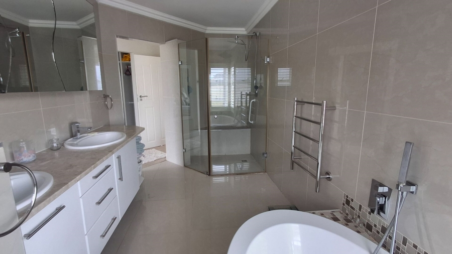 3 Bedroom Property for Sale in Boggomsbaai Western Cape